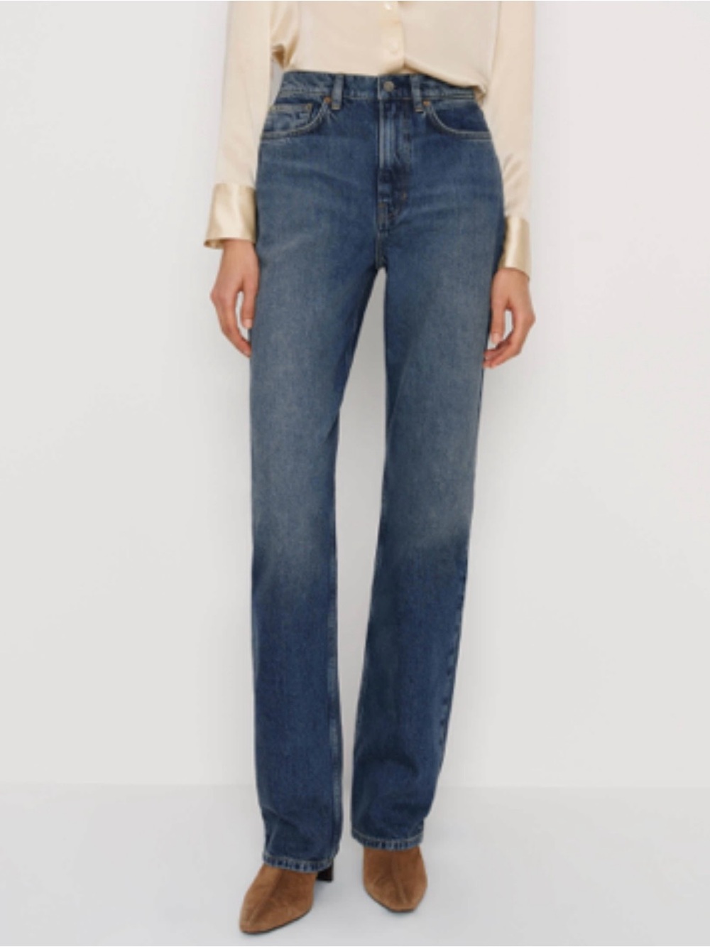 Reformation 	
Harriet High Rise Relaxed Straight Jeans color:
Derg